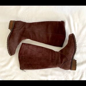 EXCELLENT CONDITION UGG Boots w Discounted Shipping…Great holiday gift.